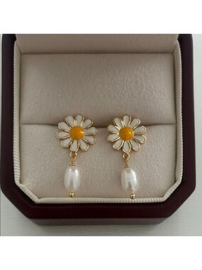 Gold and White Daisy Pearl Earrings|Sterling Silver posts|Gold earrings